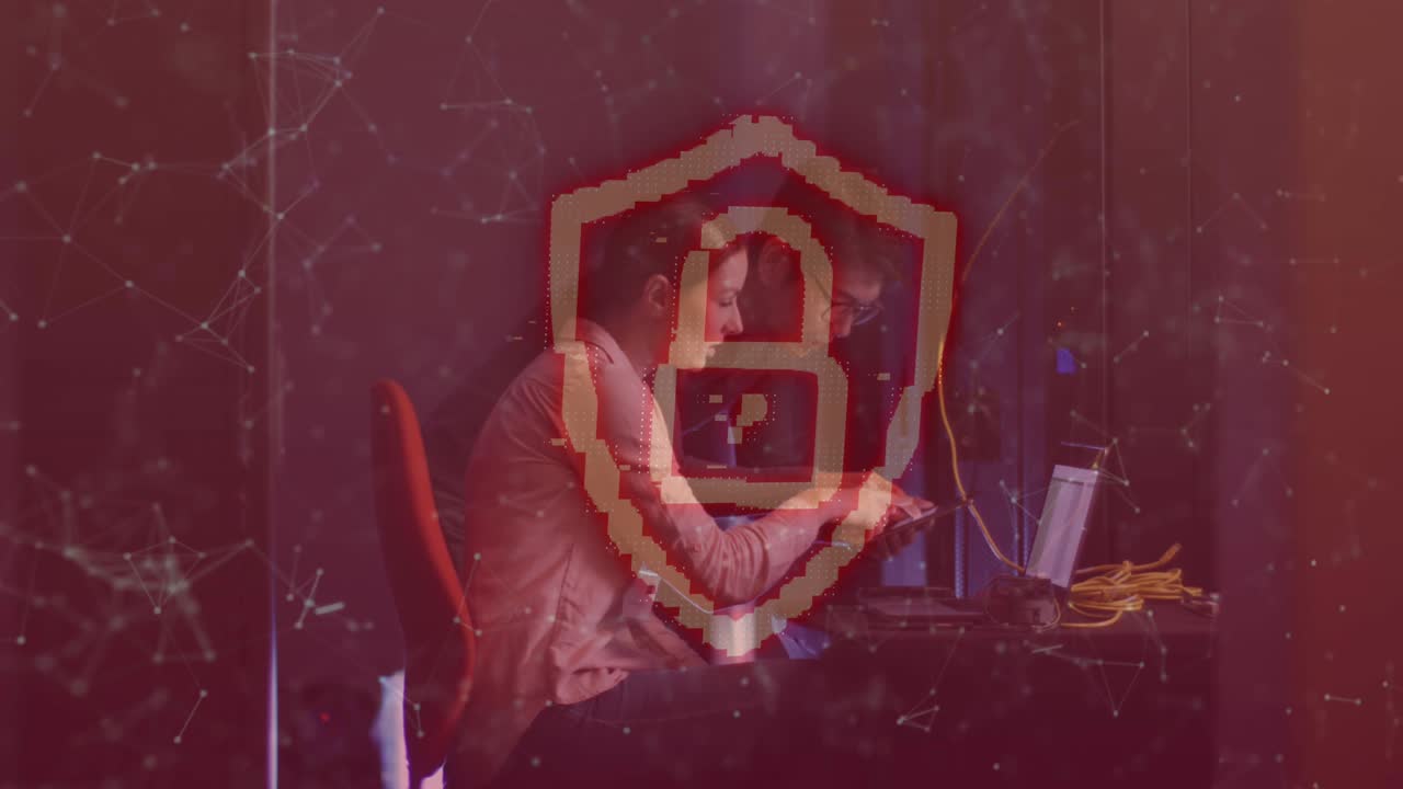 animación de candado sobre diversos ingenieros de ti masculinos y femeninos con computadora portátil por servidor de computadora