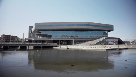 Dokk1-Biblioteca-Pública-Y-Edificio-De-Artes-En-Aarhus-Dinamarca-Arquitectura-Moderna-4k