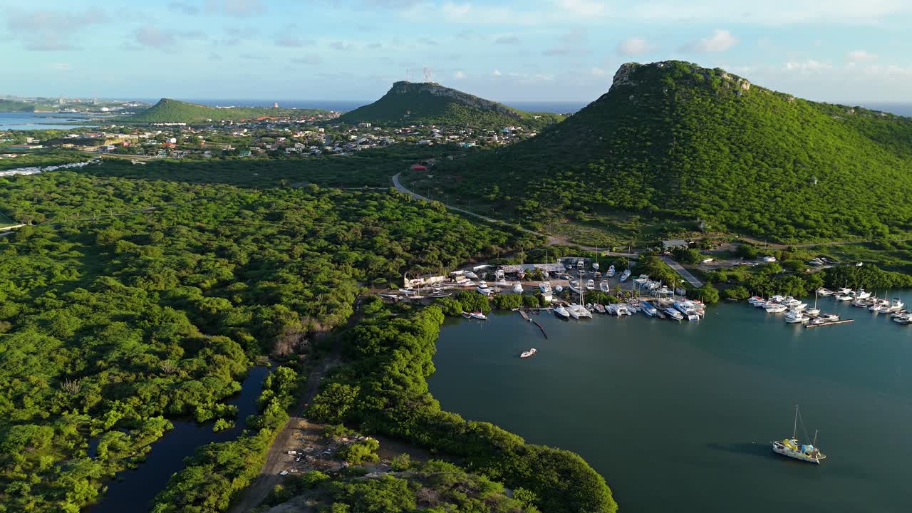 쿠라사오 에 정박 한 배, 카타마란, 요트 를 이용 한 피사데라 항구 를 설립 하기 위한 항공기
