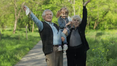 Family-of-grandparents-takes-off-medical-masks-after-coronavirus-quarantine-end