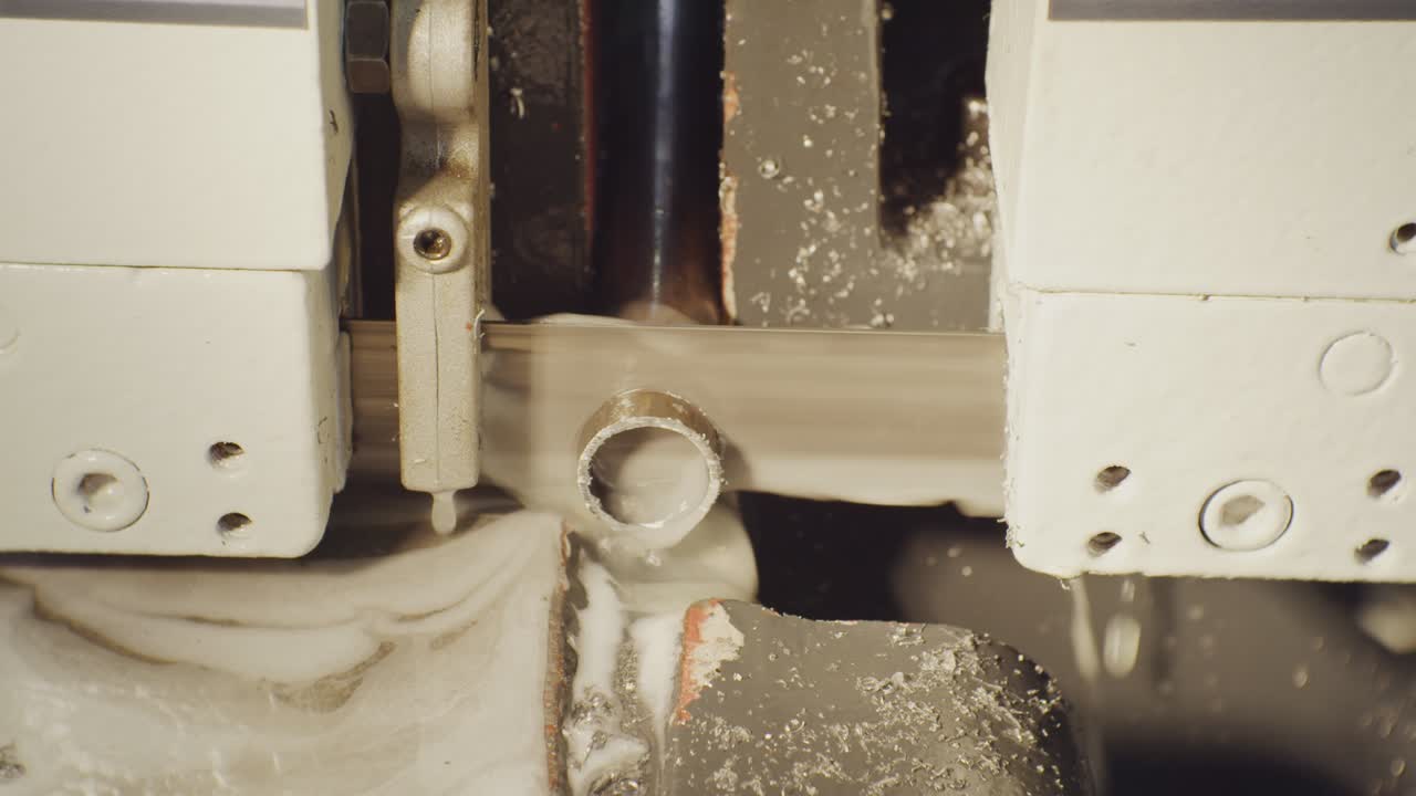 현대 산업 장비, 밴드  기계, 원자 금속을 절단하는 막대기, 냉각 액체, 산업  머신, 재료 막대기를 절단하는 근접, 기술 프로세스 근접