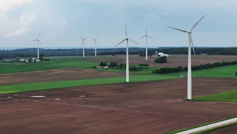 Windräder-Im-Nordosten-Von-Wisconsin-Drehen-Sich-Im-Wind-Und-Erzeugen-Strom