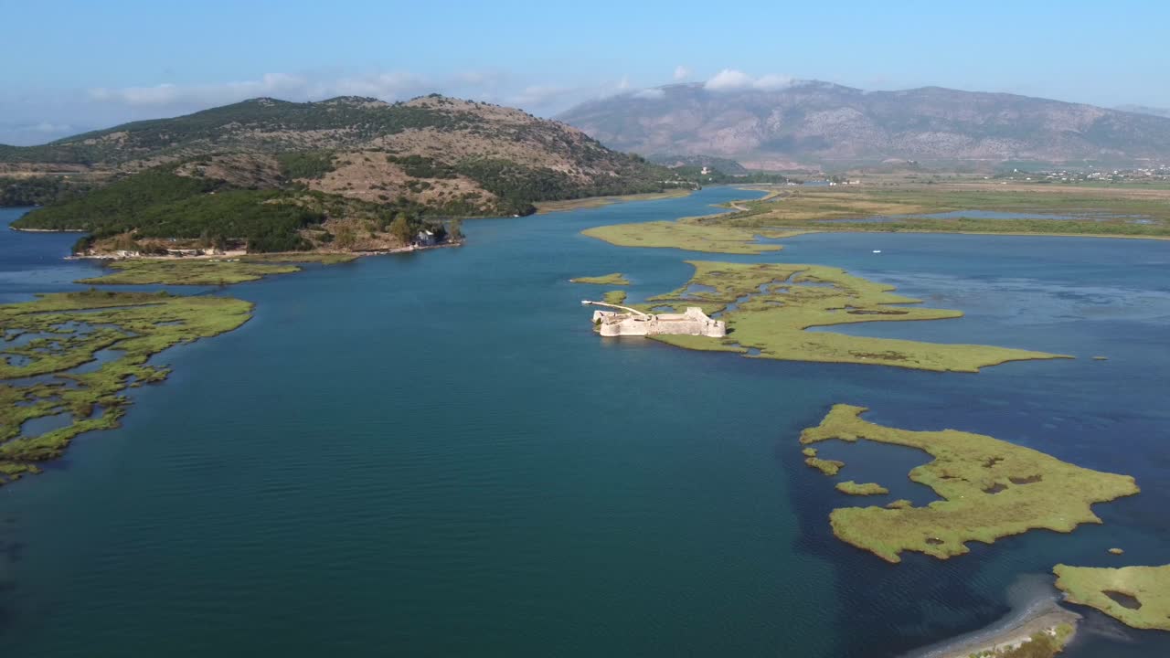 toma de drone de la costa albanesa en el mar mediterráneo - drone es hacia un antiguo castillo del imperio otomano