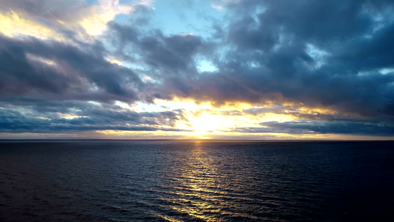 그림 같은 해가 지는 배경에서 물 위로 날아가는 시간 경과