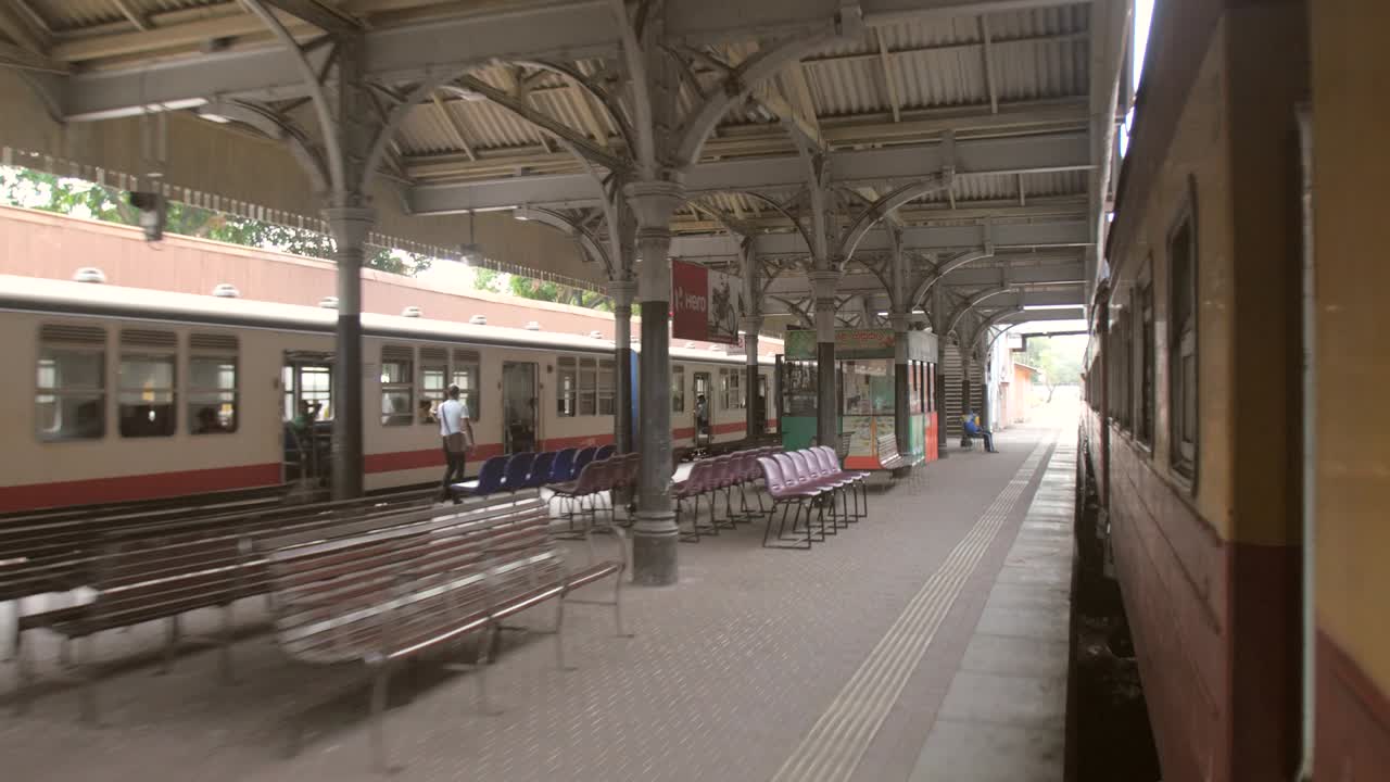 antiguo tren de sri lanka saliendo de la estación