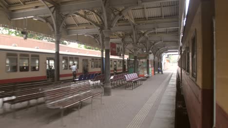 alter zug aus sri lanka, der den bahnhof verlässt