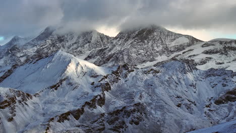 Am-Späten-Nachmittag-Erster-Frischer-Schneefall,-Atemberaubender-Matterhorn-Gletscher,-Zermatt-Gletscher,-Landschaftskulisse,-Luftaufnahme,-Drohne,-Herbst,-Schweizer-Alpen,-Gipfel,-Gornergratbahn,-Schweiz,-Aufwärtsbewegung