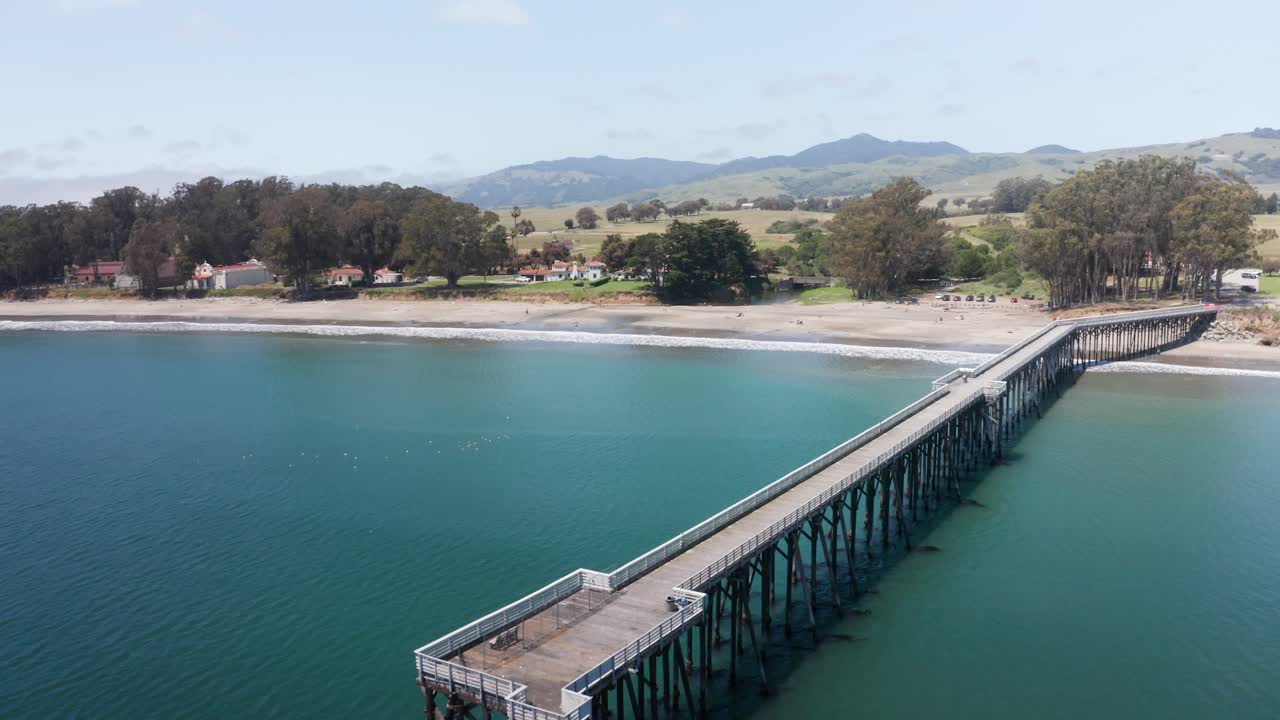 캘리포니아 주 올드 샌시메온 마을에 있는 윌리엄 랜돌프 허스트 메모리얼 비치 피어 (william randolph hearst memorial beach pier) 의 광범위한 상공 촬영
