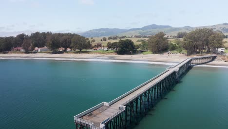 una amplia toma aérea del muelle conmemorativo de william randolph hearst en el antiguo pueblo de san simeon, california