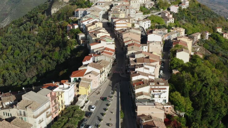 Ripresa aerea frontale che rivela il centro storico di Trivento nella regione Molise, in Italia.