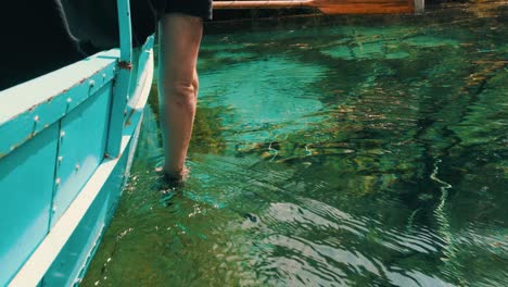 filmar bajo el agua con un teléfono inteligente mientras viaja en un barco con remos en aguas prístinas