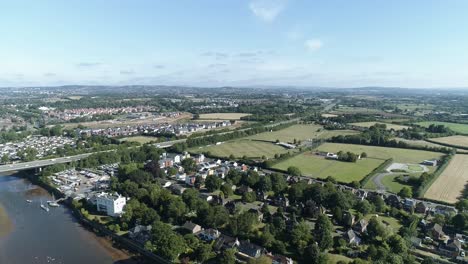 Topsham-Y-East-Devon-Field-Drone-Disparado-Con-El-Río-Exe-Y-La-Autopista