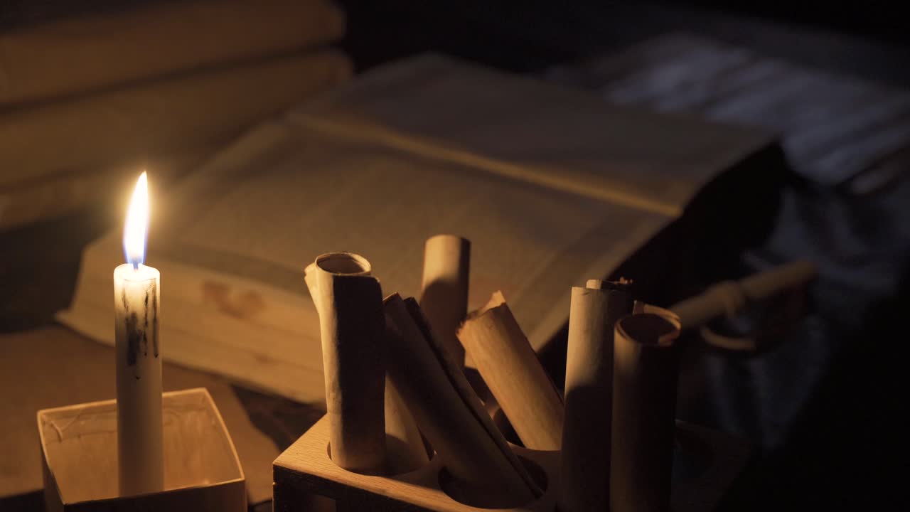 고대 장소에서  ⁇ 불빛으로 책을 읽고 있습니다.