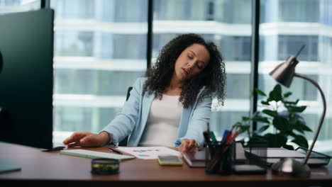 Frustrierte-Frau,-Die-Aus-Nächster-Nähe-Am-Computer-Arbeitet.-Managerin-Von-Der-Arbeit-Enttäuscht.