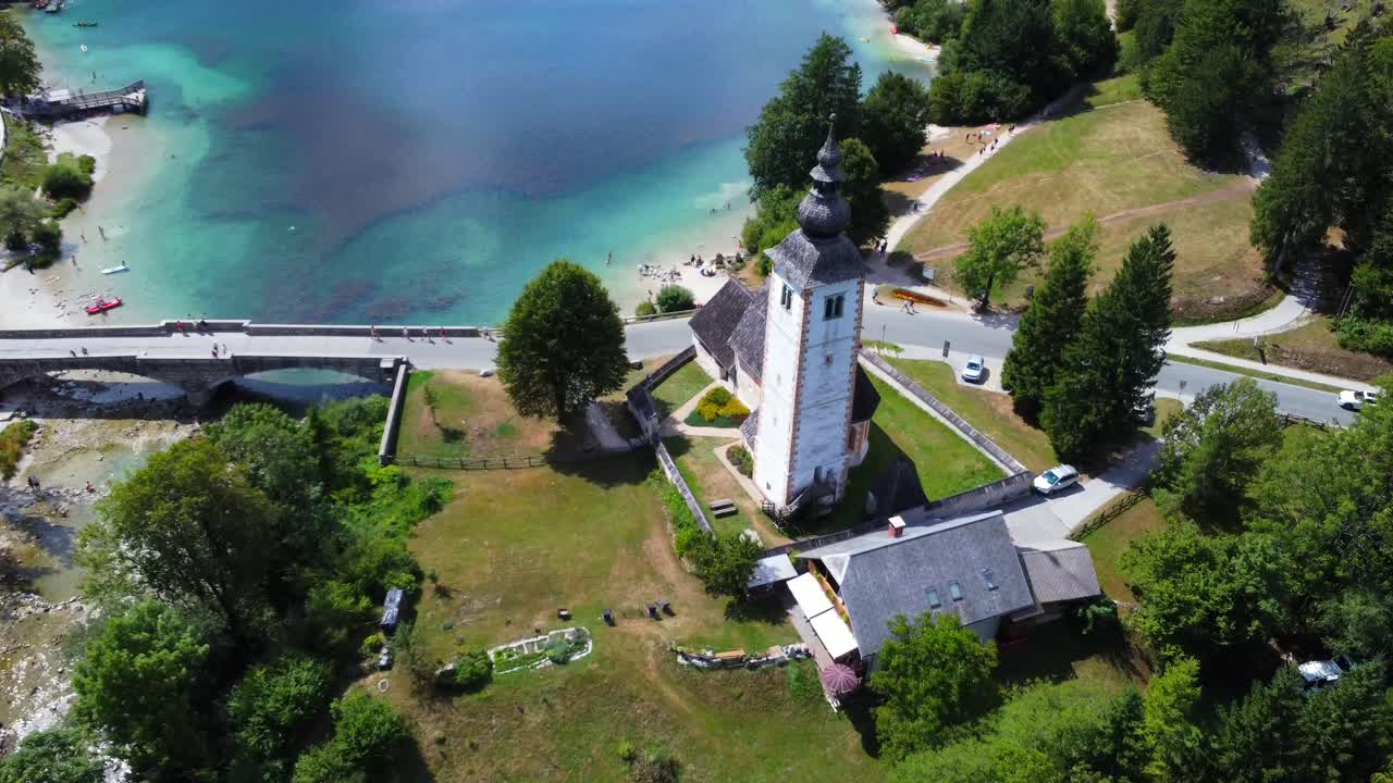 Flygvy över en pittoresk kyrka vid en sjö
