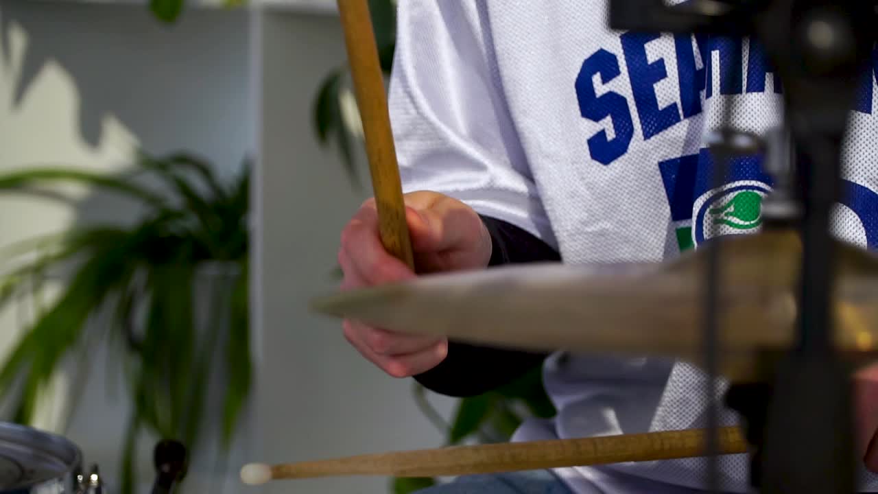 드럼을 연주하는 사람