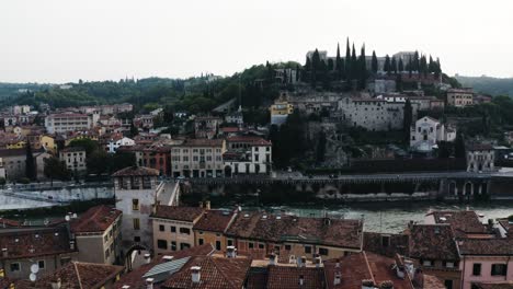 un avión no tripulado volando sobre los techos de verona, italia