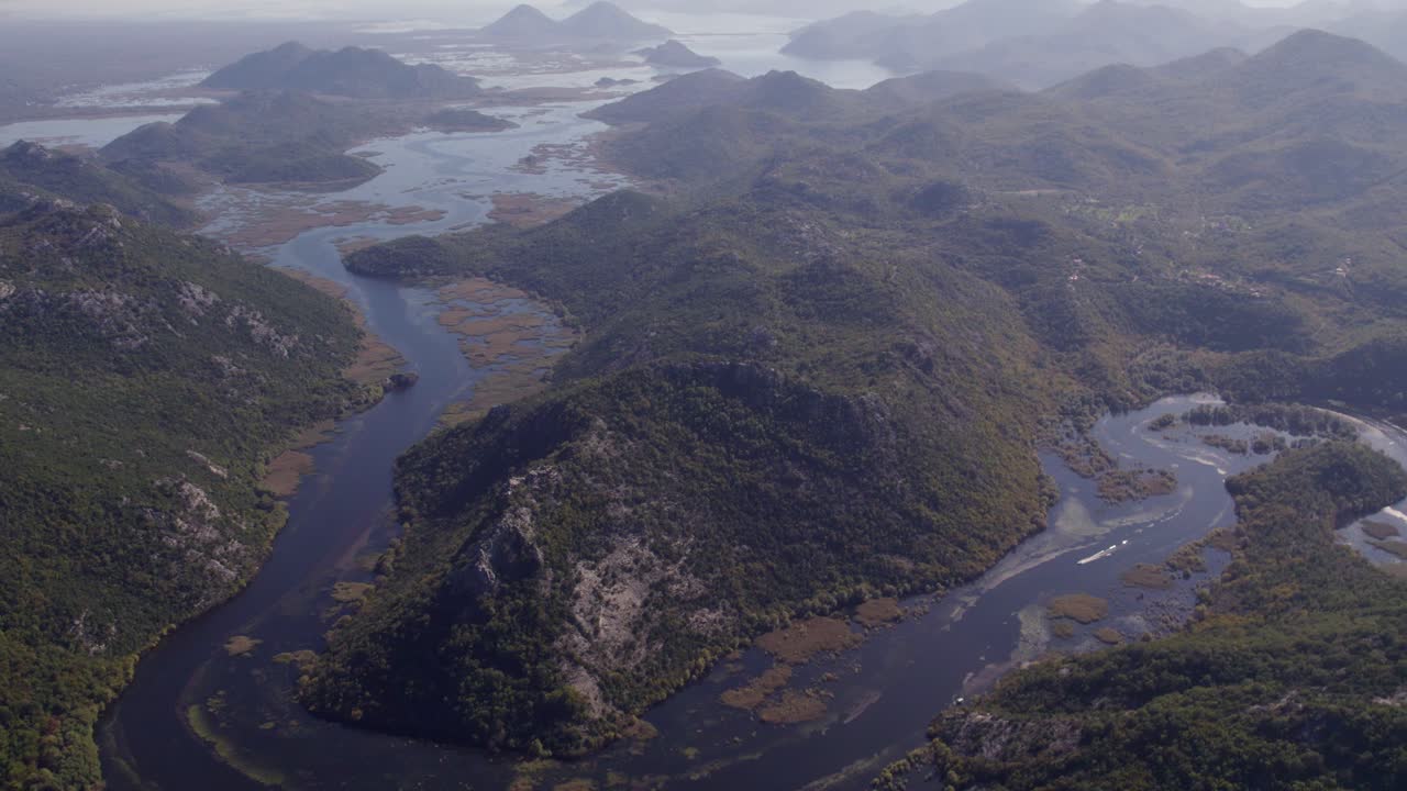 Vista aerea del Lago di Scutari (Skadar) in Montenegro con barche e zone umide lussureggianti