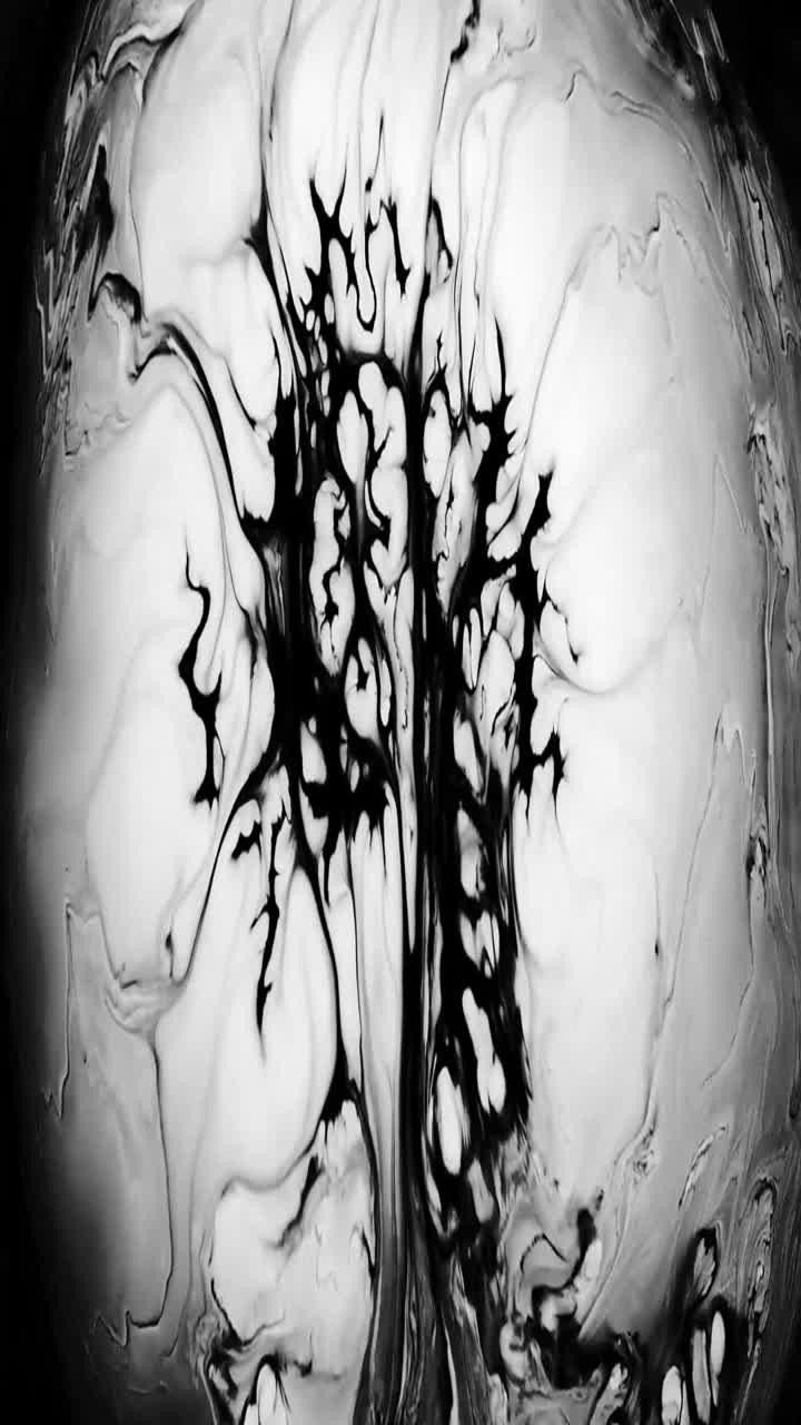 Inchiostro astratto bianco e nero che si mescola e si diffonde nel liquido