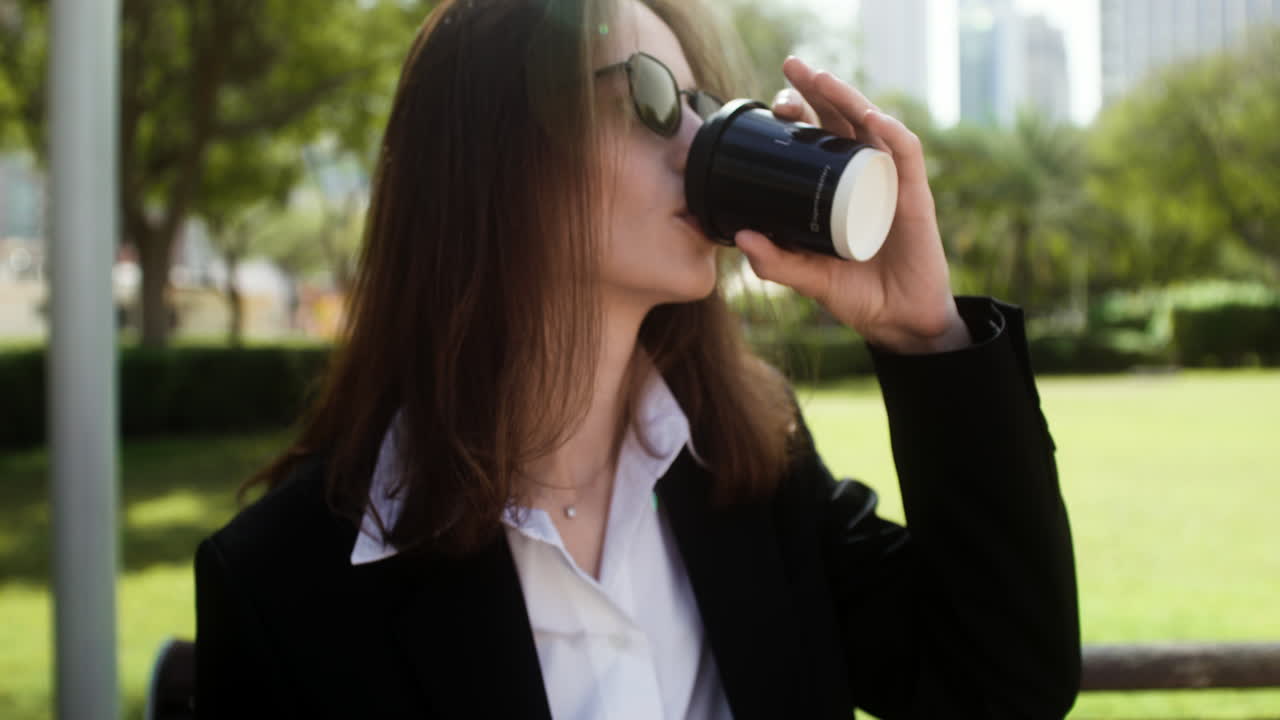 공원 의 벤치 에 앉아 있는 여자