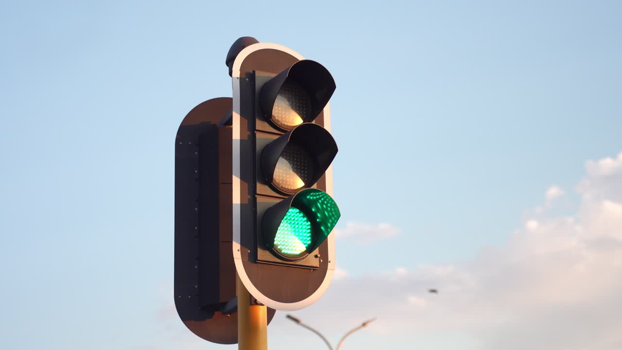 IMAGEM EM 4K DE SEMÁFOROS DE TRÂNSITO MUDANDO DO VERMELHO PARA O VERDE.