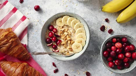 Keramikschale-Haferflockenbrei-Mit-Banane,-Frischen-Cranberries-Und-Walnüssen