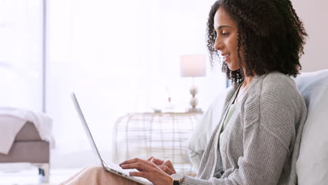 mujer o blogger independiente con el pensamiento de la computadora portátil