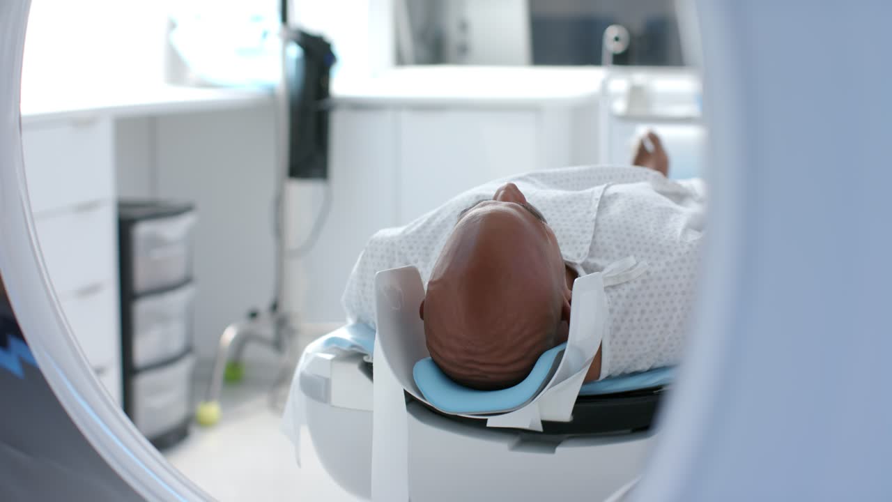 Un tavolo motorizzato sta facendo scorrere il paziente in uno scanner circolare in radiologia dopo l'avvio del motore per la scansione