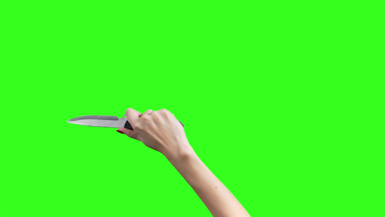 초록색 배경에 칼을 들고 있는 여성 손의 영상