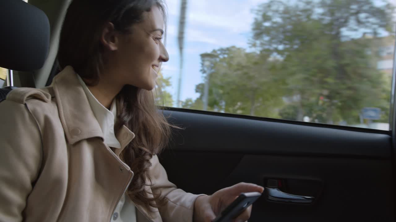 empresaria elegante y hermosa dama en taxi uber taxi coche hablando y consultando sobre negocios telefónicos yendo a trabajar en un atasco de tráfico