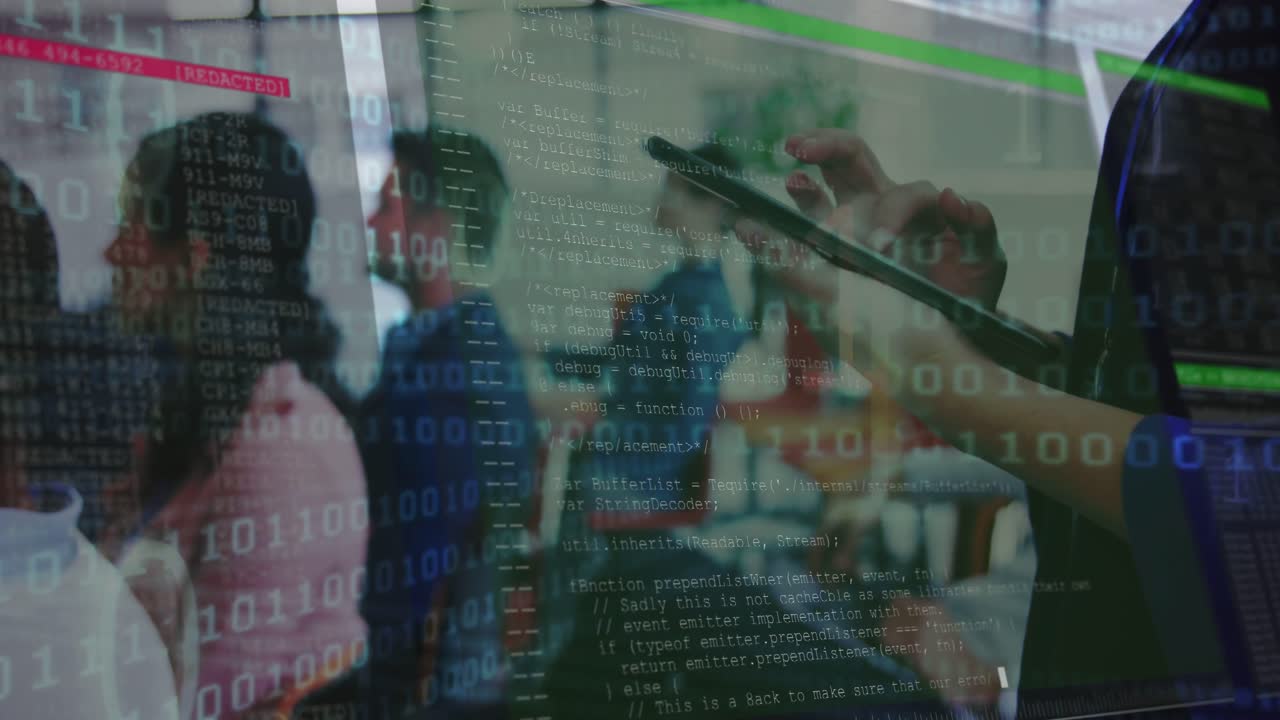 Lehrer rechts tippt auf Tablet im Klassenzimmer, generiert binäre Einblendungen, die einen Code-Editor zeigen.