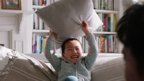 Feliz-Familia-Asiática-Peleando-Con-Almohadas,-Madre-Y-Padre-Disfrutando-Jugando-Con-Niños-En-Casa-Divirtiéndose-Juntos-El-Fin-De-Semana-En-Imágenes-De-4k