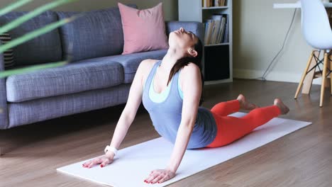 mujer hermosa haciendo yoga 4k