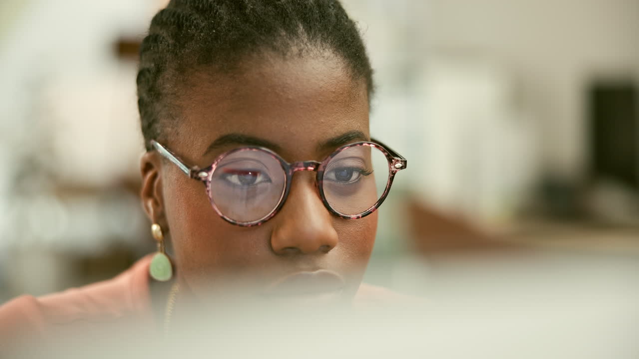 mujer centrada en el trabajo