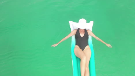 tan relajado como se puede relajar.