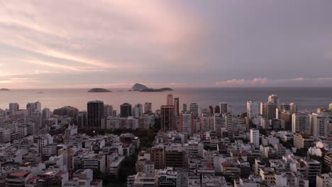 amanecer sobre el popular y chic barrio de playa de ipanema en río de janeiro con islas en el horizonte justo fuera de la costa del océano
