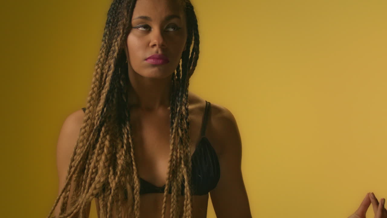 명상을 하는 편안한 여자. 호흡 요가 연습을 하는 아프로 소녀