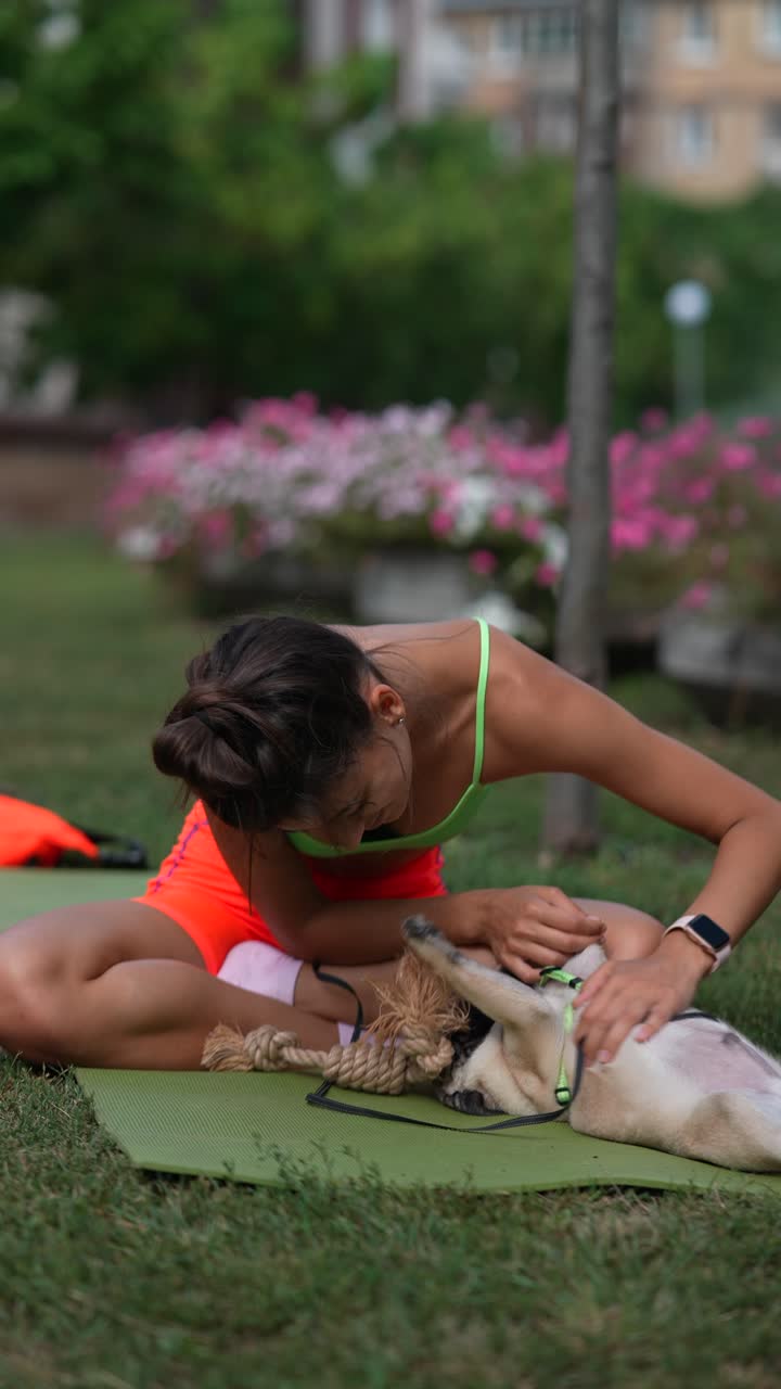 mujer haciendo ejercicio al aire libre con su pug