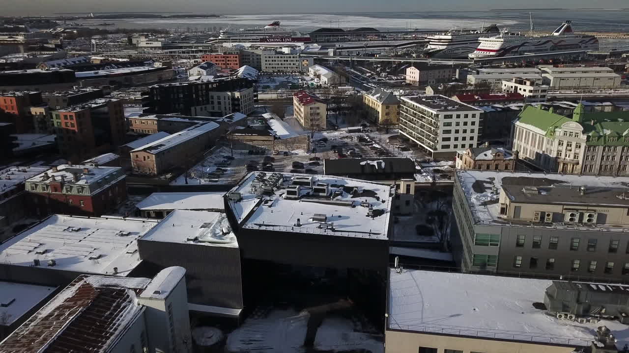 Flygbild över Tallinns universitetsområde och passagerarhamn, kryssningsfartyg vid kaj, tidig vår 2026, 4K, Estland.