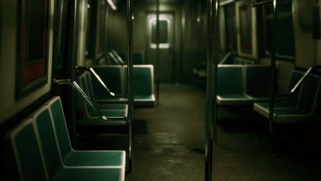 el vagón del metro está vacío debido al brote de coronavirus en la ciudad