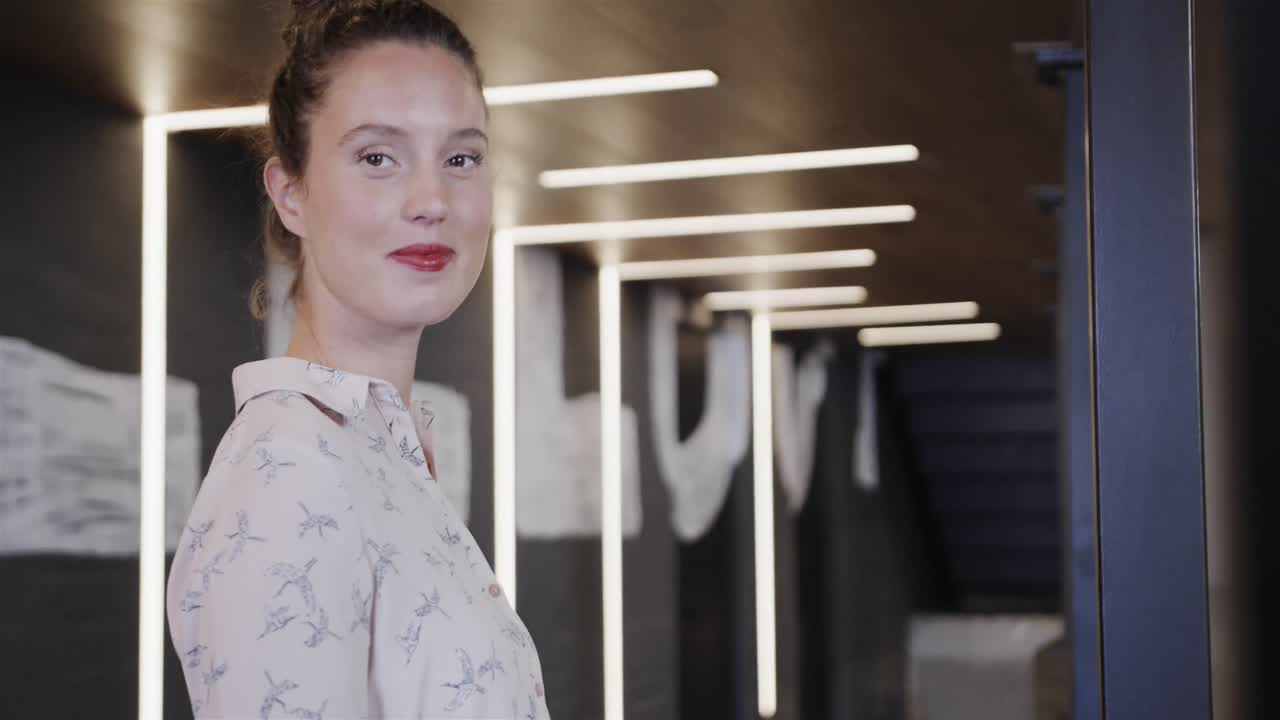 사무실에서 행복한 백인 캐주얼 사업가의 초상화, 슬로우 모션