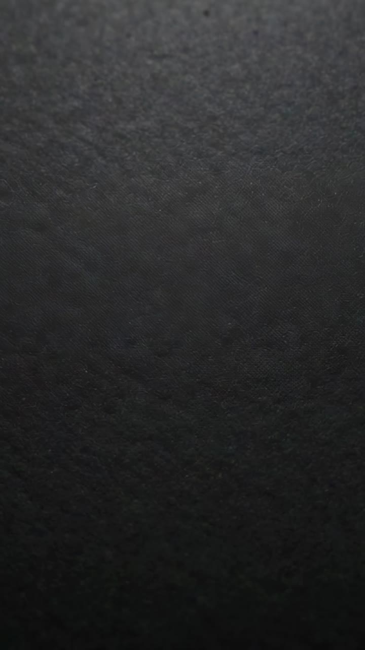 Video verticale: superficie scura ruvida che si illumina sul bordo superiore dopo lo spostamento della fotocamera in casa