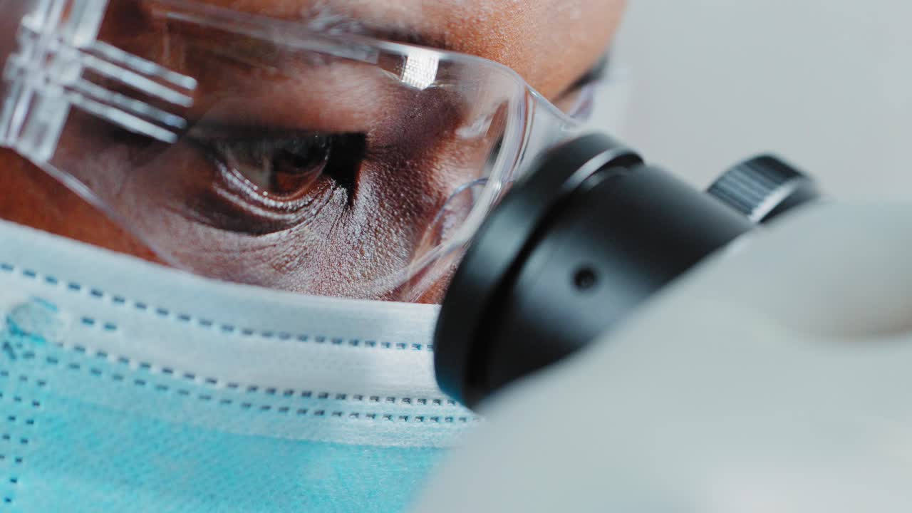 Scienziato che usa il microscopio