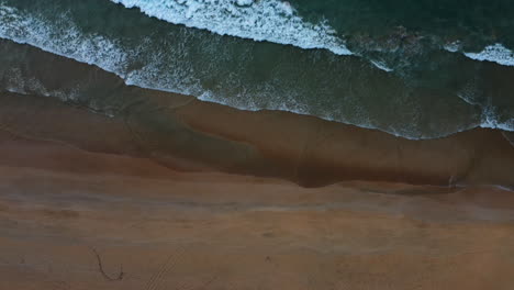 Fotografía-Cenital-De-Una-Ola-Suave-Que-Se-Desvanece-En-Una-Playa-Tropical