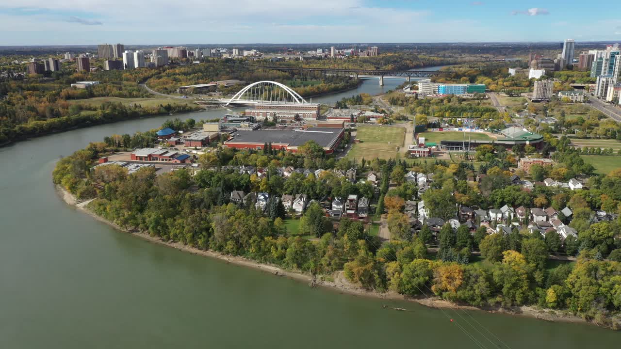 가을 가을 에 에드먼턴, 로스데일, 북부 사스캐처완 강 의 서쪽 을 바라보는 낮 에 비행 하는 드론