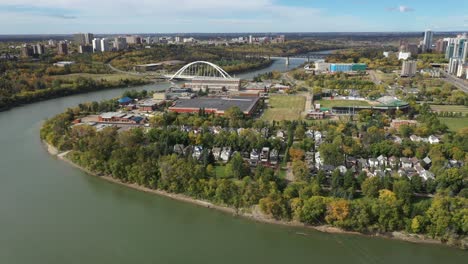 Drone-Aéreo-Durante-El-Día-Vista-Hacia-El-Oeste-De-Edmonton,-Rossdale,-Río-Saskatchewan-Del-Norte-Durante-El-Otoño