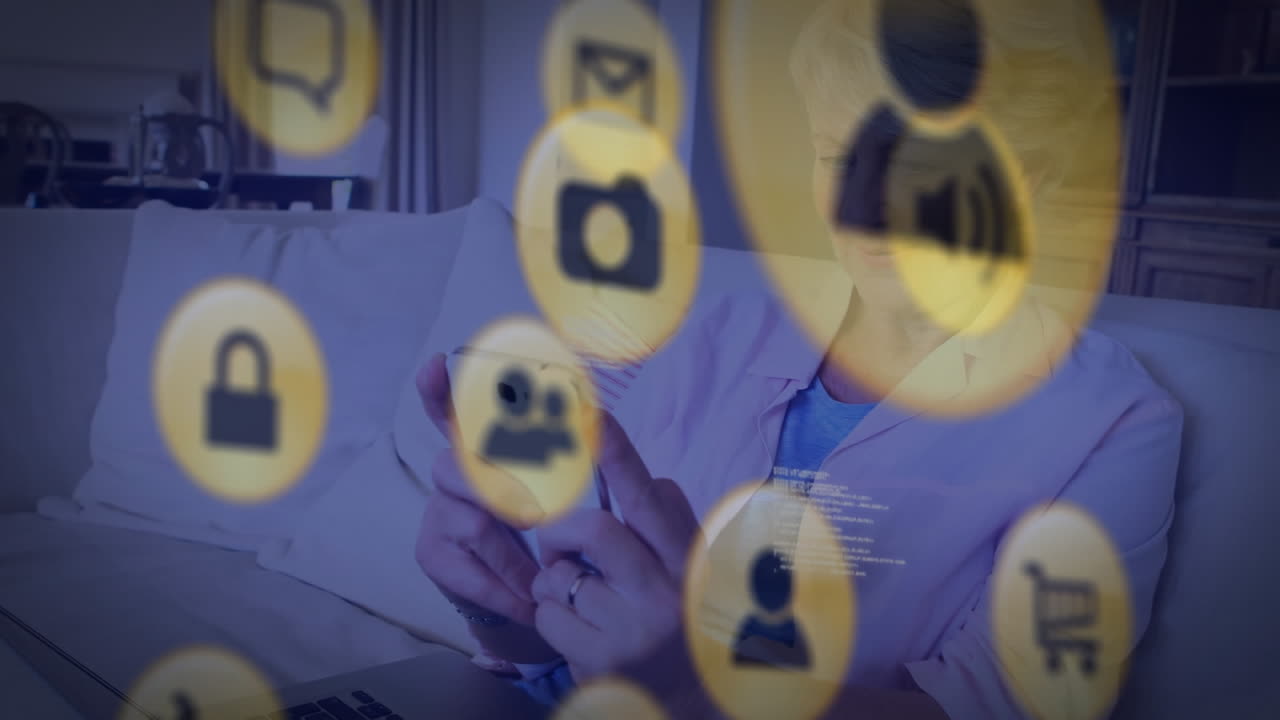 animación de íconos digitales y procesamiento de datos sobre mujer caucásica mayor usando teléfono inteligente.