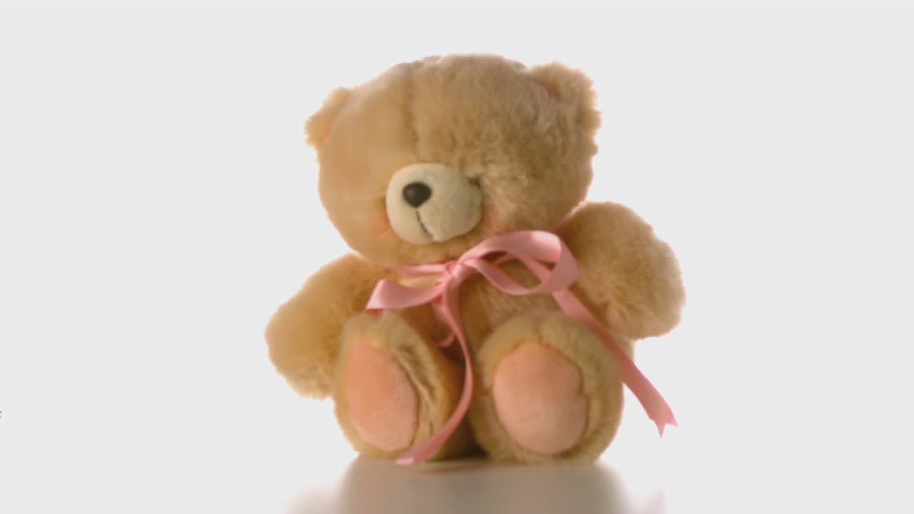 테디 베어가  표면에 떨어지는 것