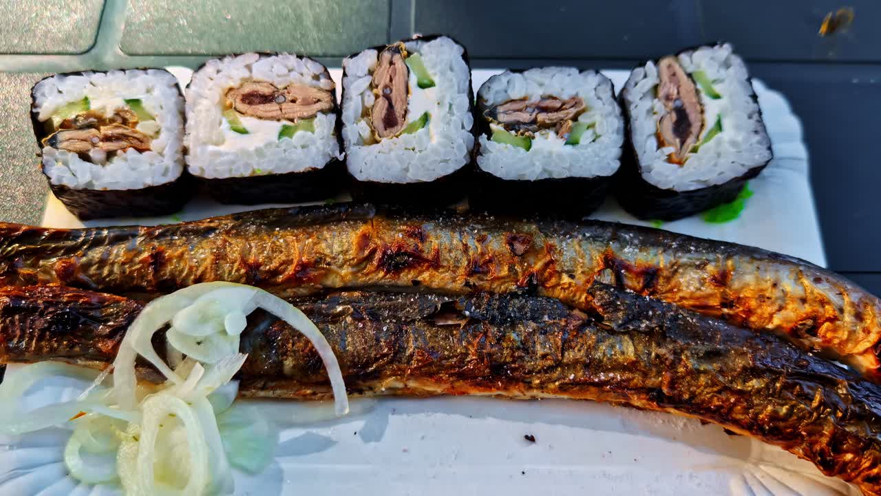 Pesce grigliato, lampreda e anguilla con involtini di riso per sushi unagi, piatto della cucina giapponese