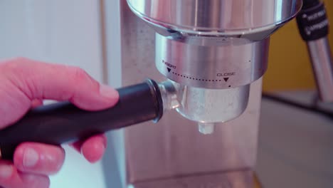 mounting portafilter in espresso coffeemaker